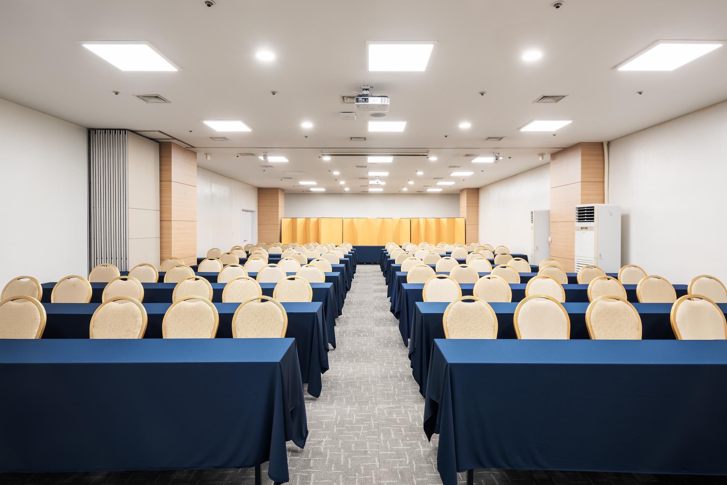컨퍼런스룸 세미나식 세팅